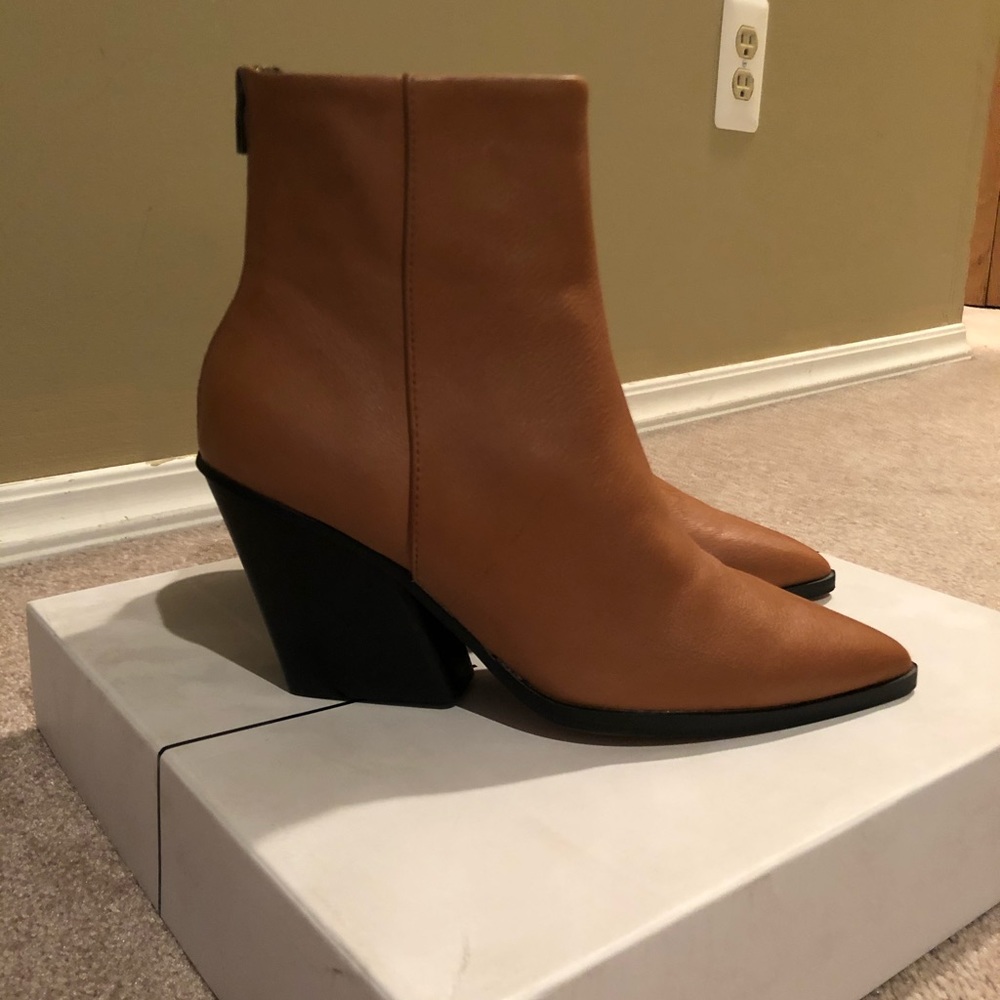 BNIB Dolce Vita Issa booties 8.5M
